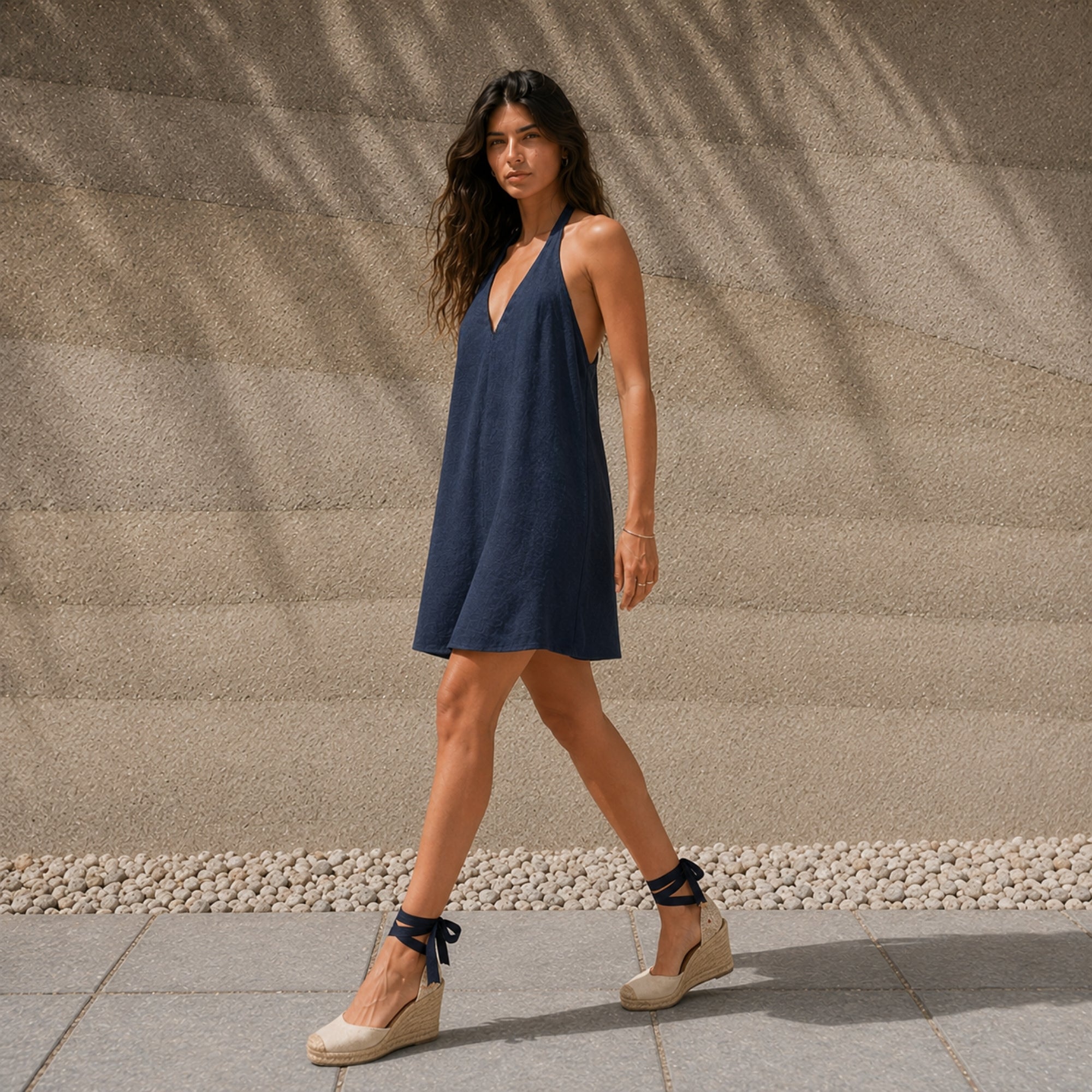 Vestido halter de lino en azul marino, vista lifestyle 3, mostrando el escote y la silueta del vestido