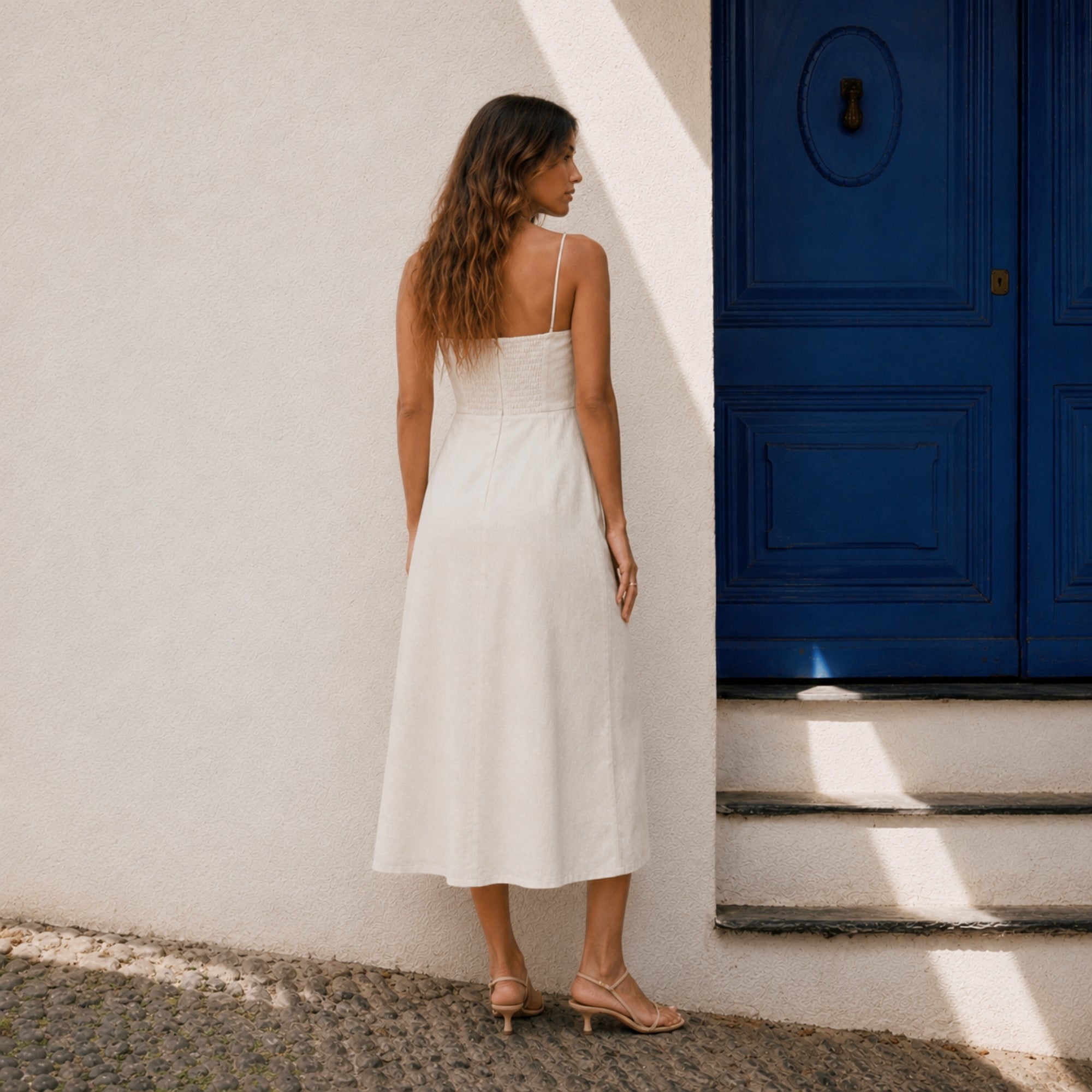 Vestido midi de lino en Off White, vista lifestyle 4, mostrando el escote y la silueta del vestido