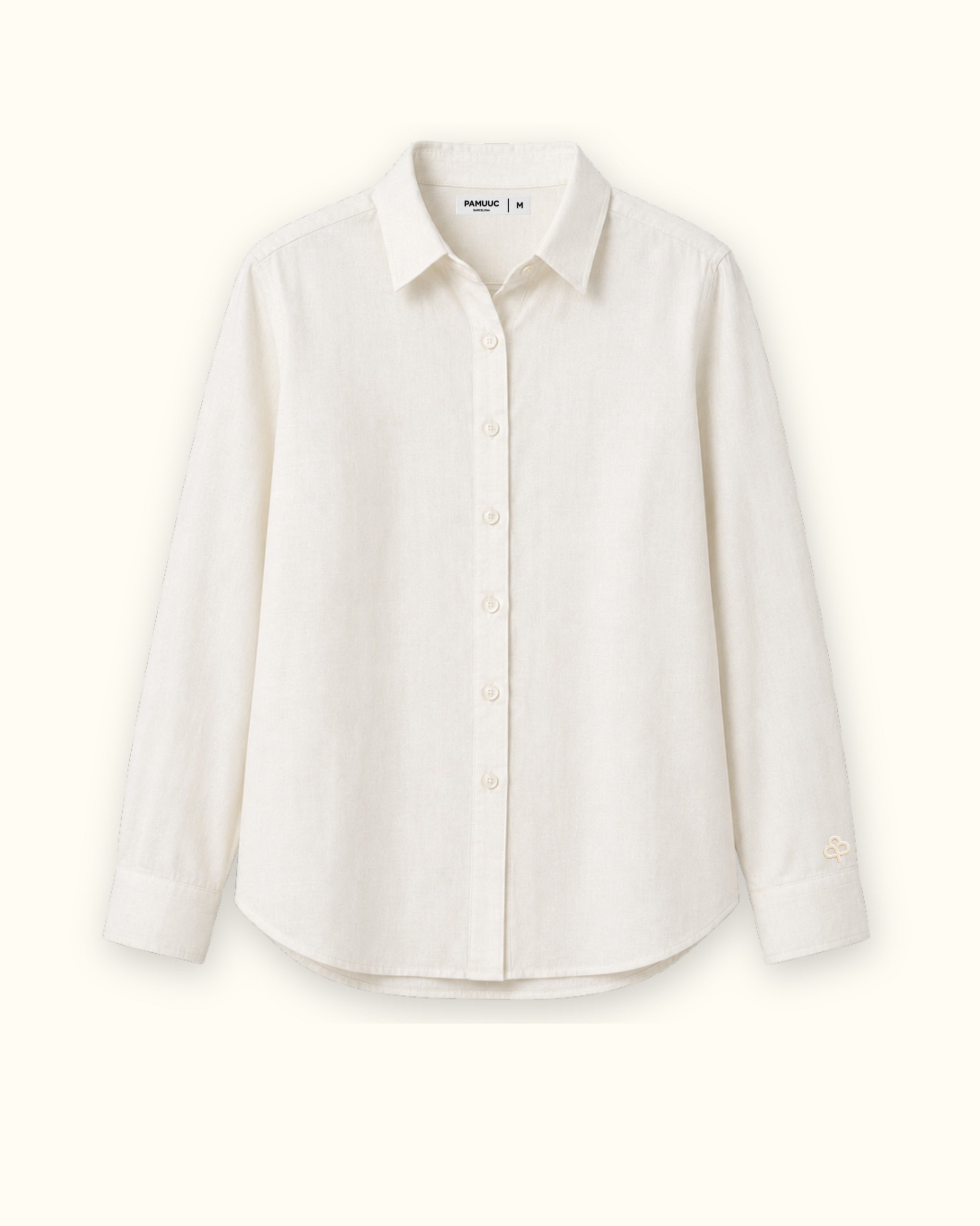 Chemise en lin coupe regular off whitee, vue de face, montrant le col, l’ourlet et la coupe décontractée