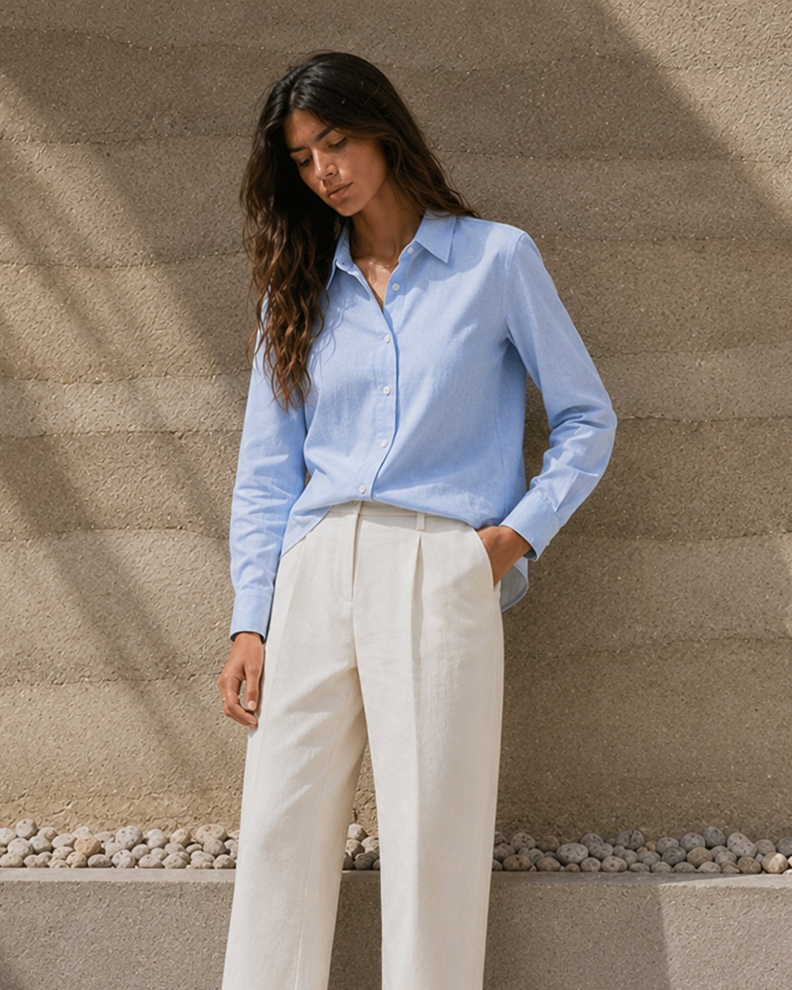 Chemise en lin coupe regular bleu clair, vue lifestyle 3, montrant le col, l’ourlet et la coupe décontractée
