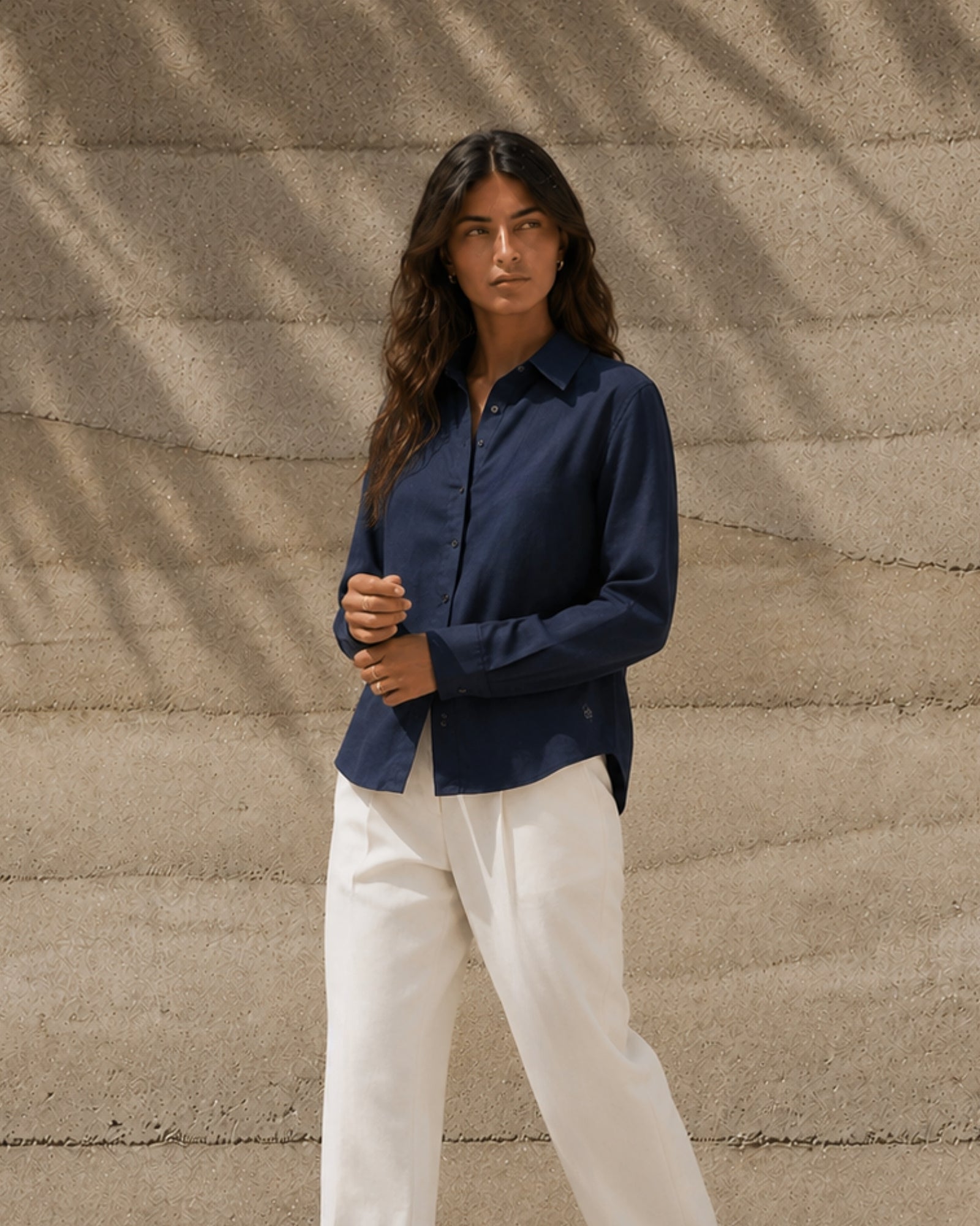 Chemise en lin coupe regular bleu marine, vue lifestyle 2, montrant le col, l’ourlet et la coupe décontractée