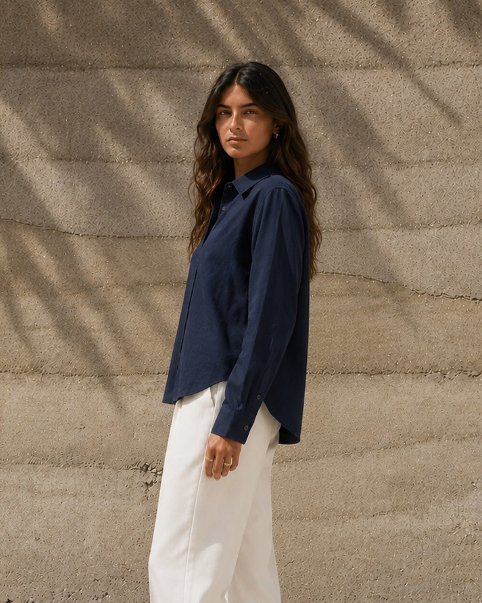 Chemise en lin coupe regular bleu marine, vue lifestyle 3, montrant le col, l’ourlet et la coupe décontractée