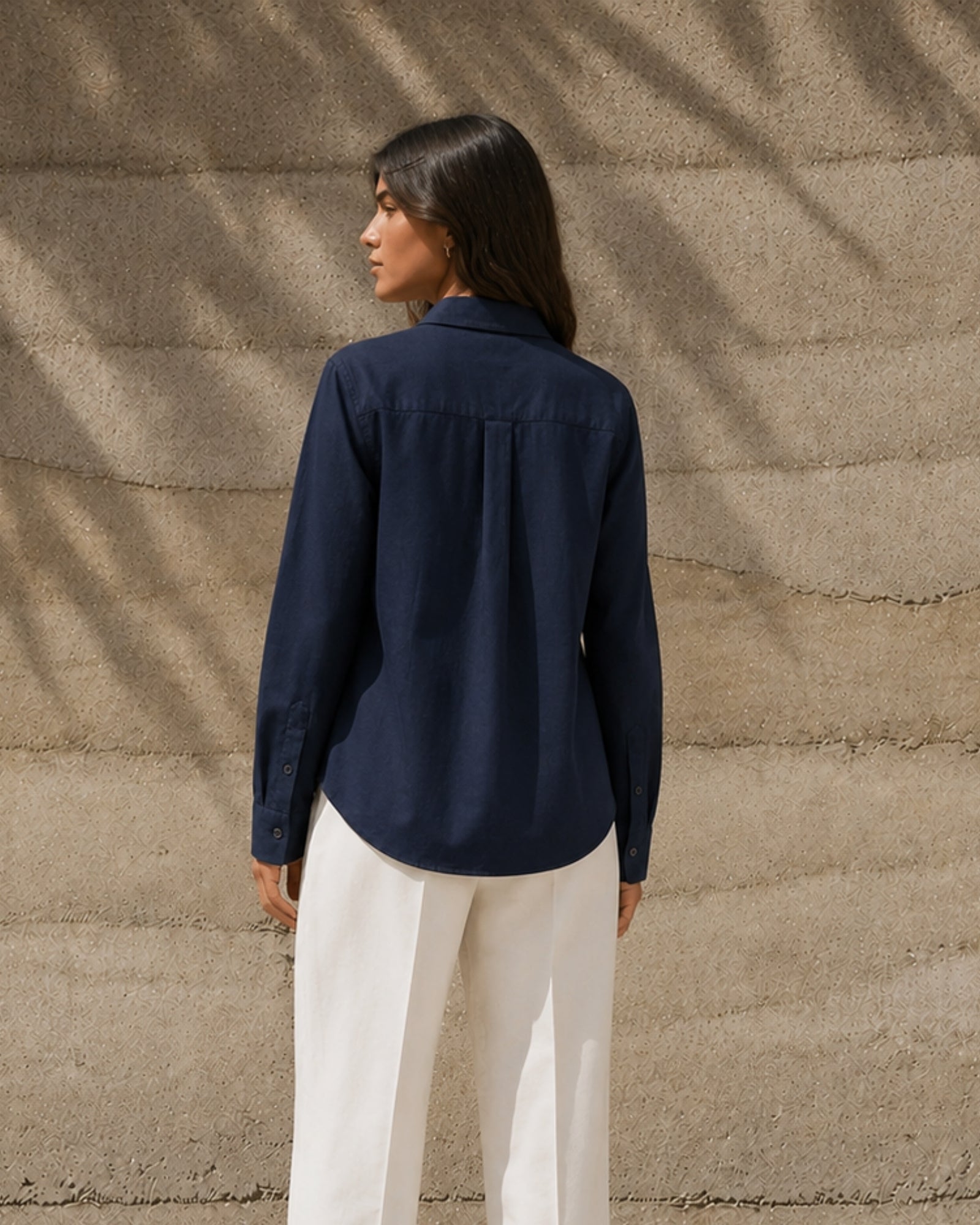 Chemise en lin coupe regular bleu marine, vue lifestyle 4, montrant le col, l’ourlet et la coupe décontractée