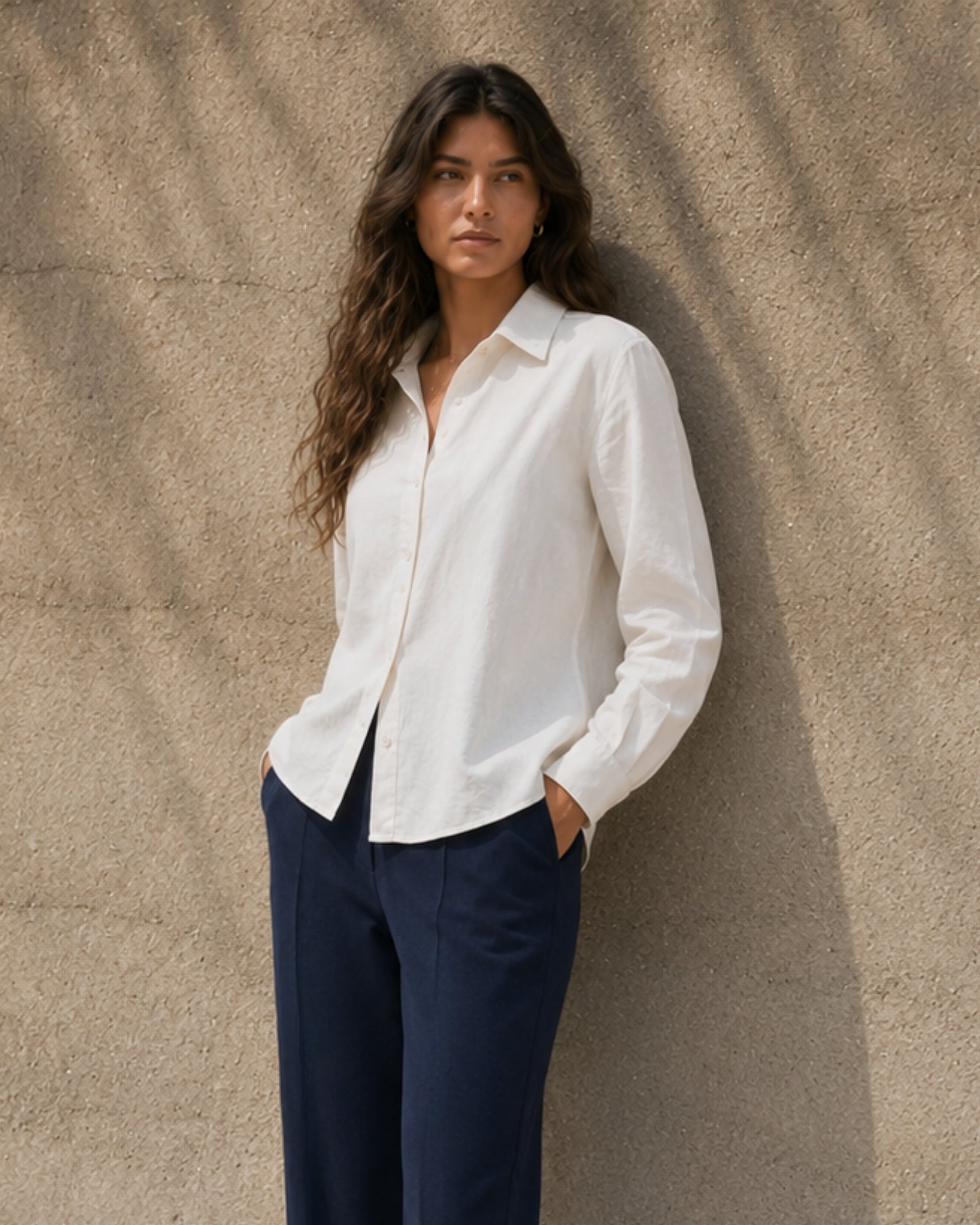 Chemise en lin coupe regular off whitee, vue lifestyle 2, montrant le col, l’ourlet et la coupe décontractée