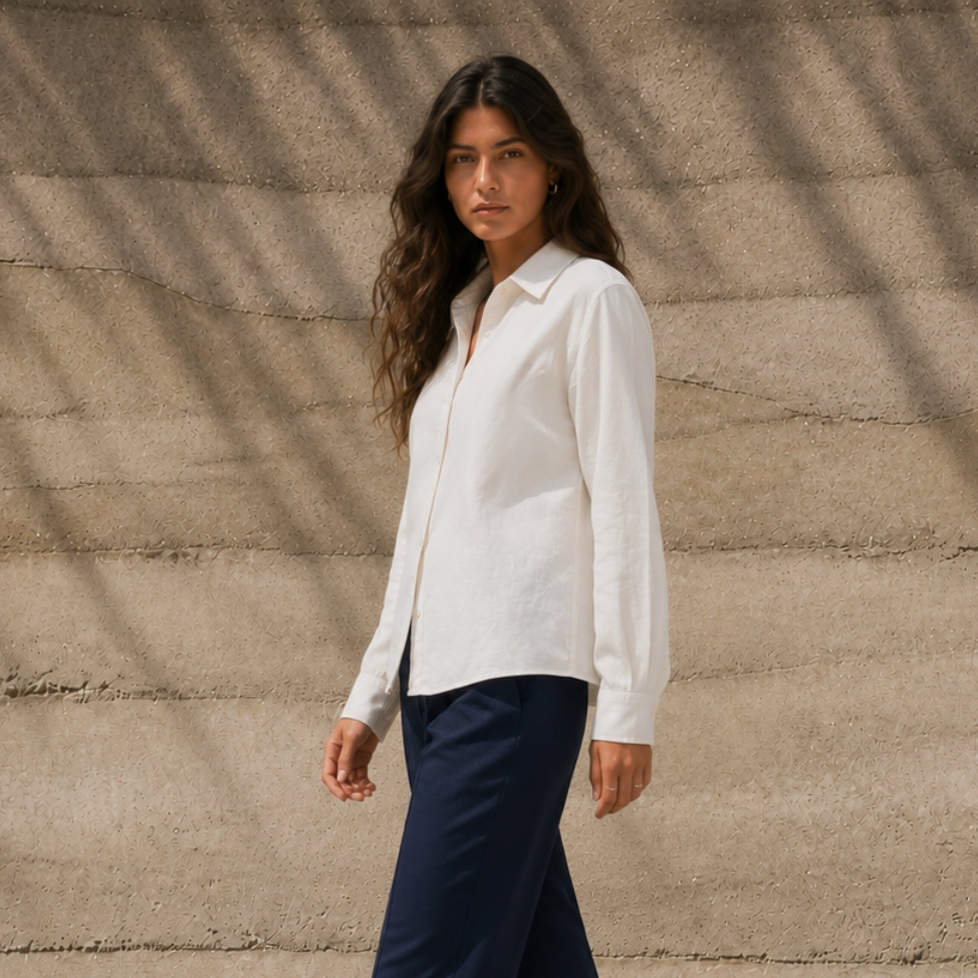 Camisa de lino regular fit en Off White, vista lifestyle 3, mostrando el cuello, el bajo y la confección relajada