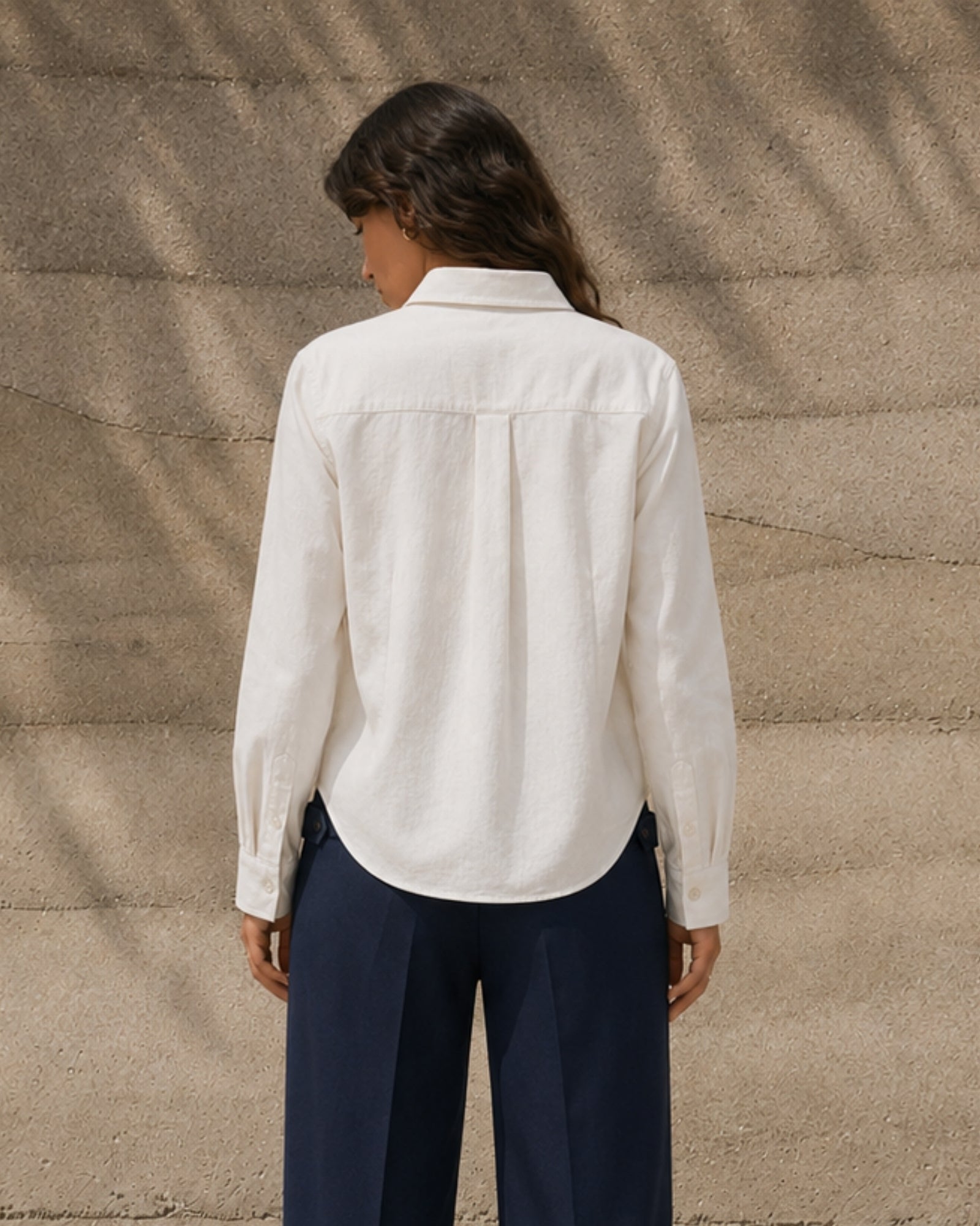 Chemise en lin coupe regular off whitee, vue lifestyle 4, montrant le col, l’ourlet et la coupe décontractée