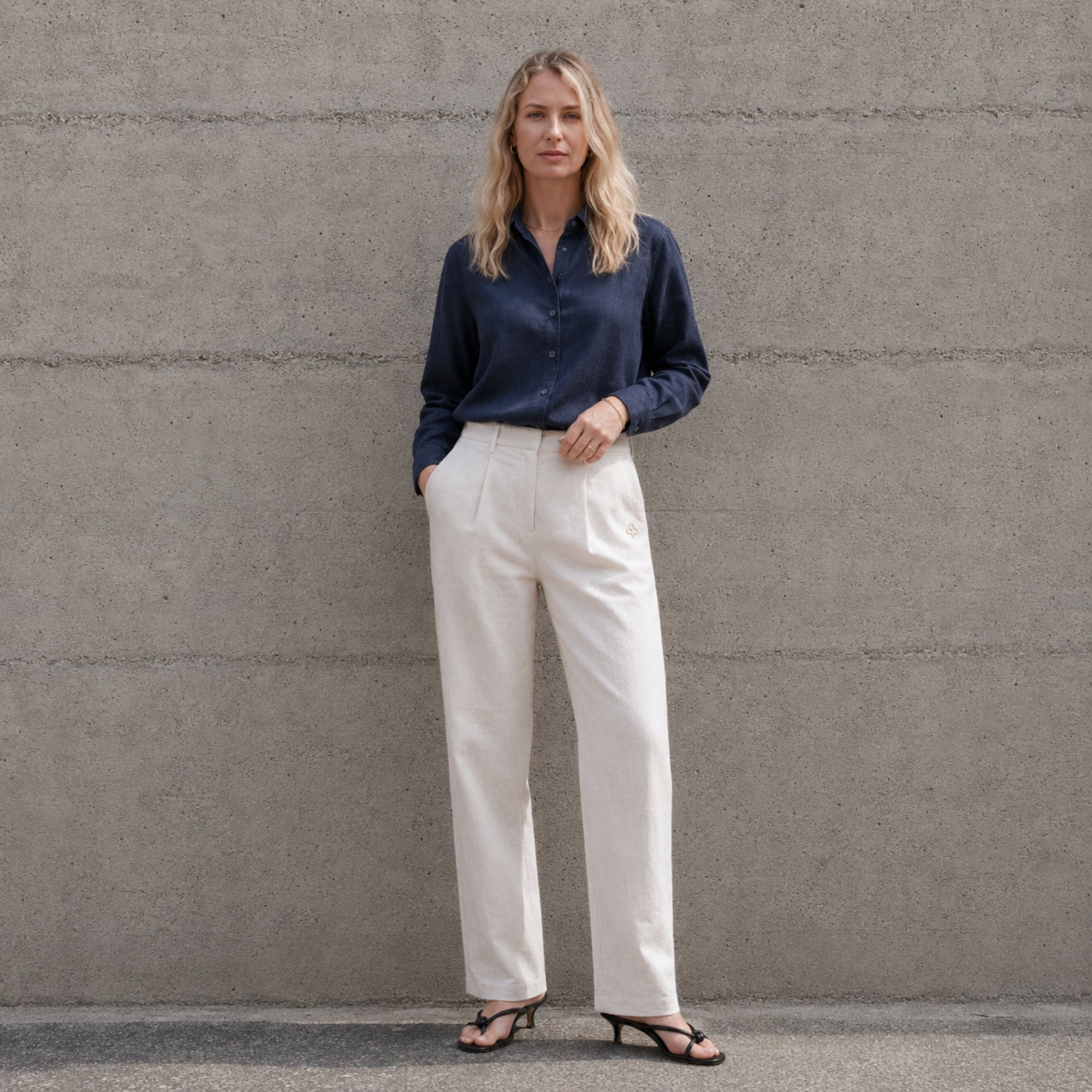 Pantalón straight leg de lino en Off White, vista lifestyle 1, mostrando las pinzas y la pierna recta