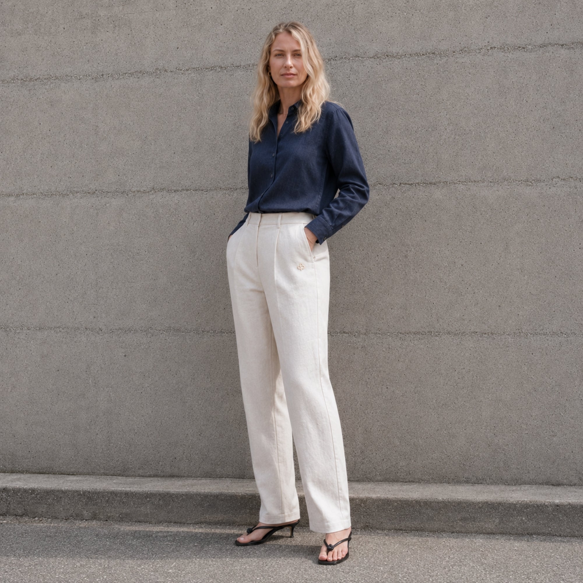 Pantalón straight leg de lino en Off White, vista lifestyle 3, mostrando las pinzas y la pierna recta