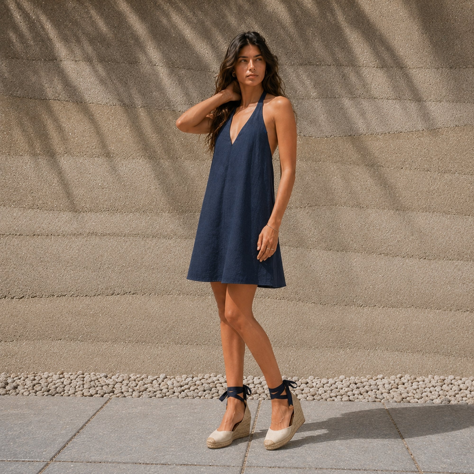 Vestido halter de lino en azul marino, vista lifestyle 2, mostrando el escote y la silueta del vestido