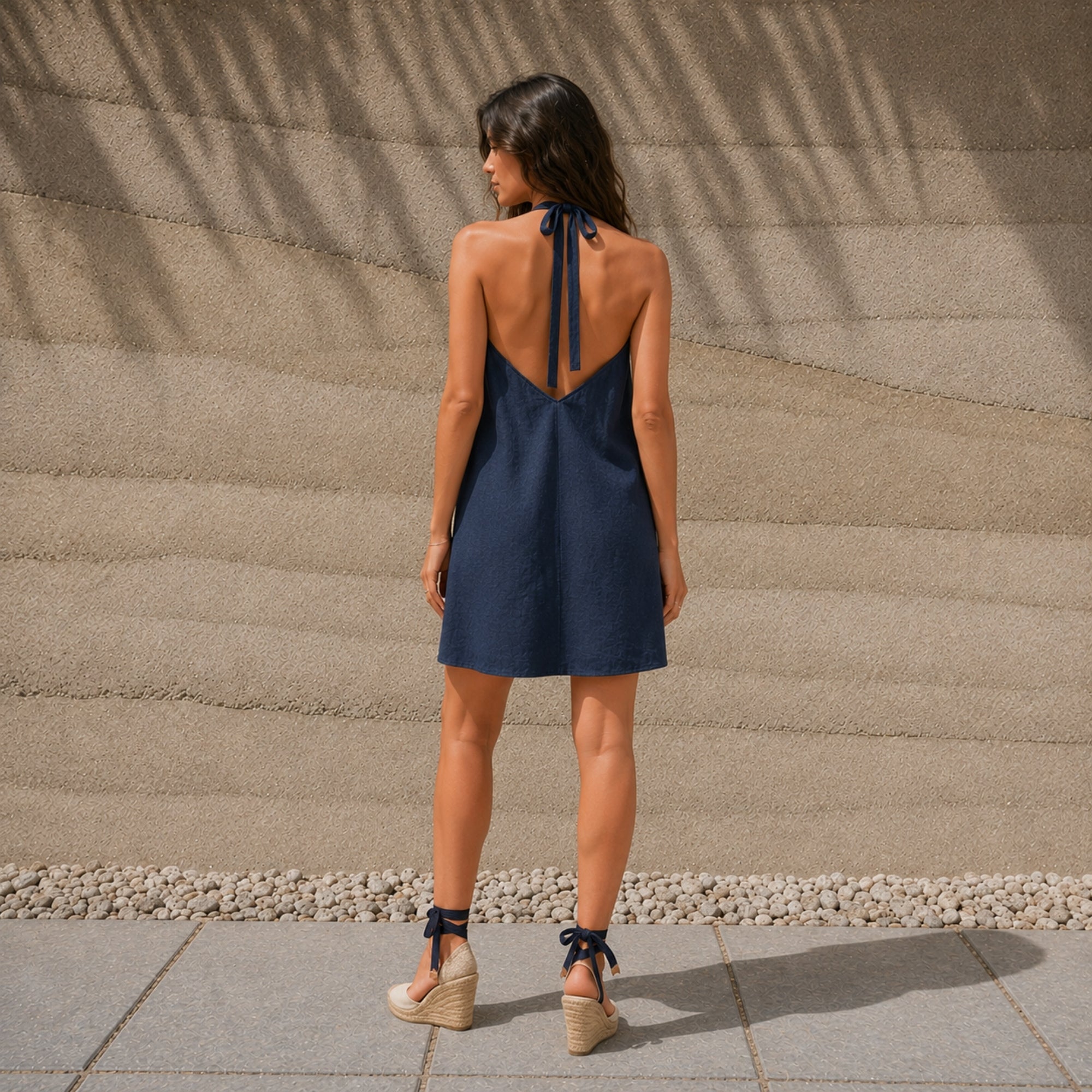 Vestido halter de lino en azul marino, vista lifestyle 4, mostrando el escote y la silueta del vestido
