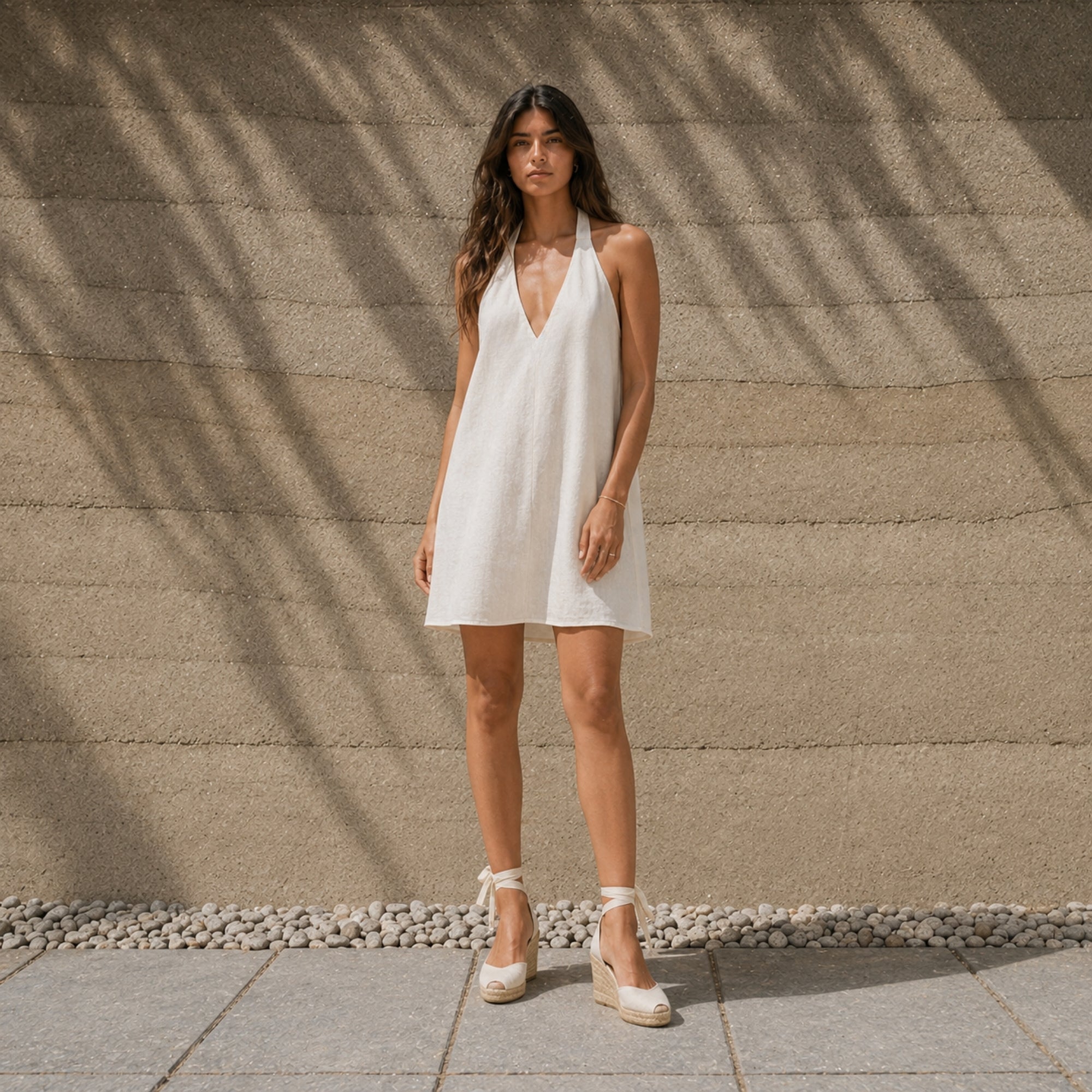 Vestido halter de lino en Off White, vista lifestyle 1, mostrando el escote y la silueta del vestido