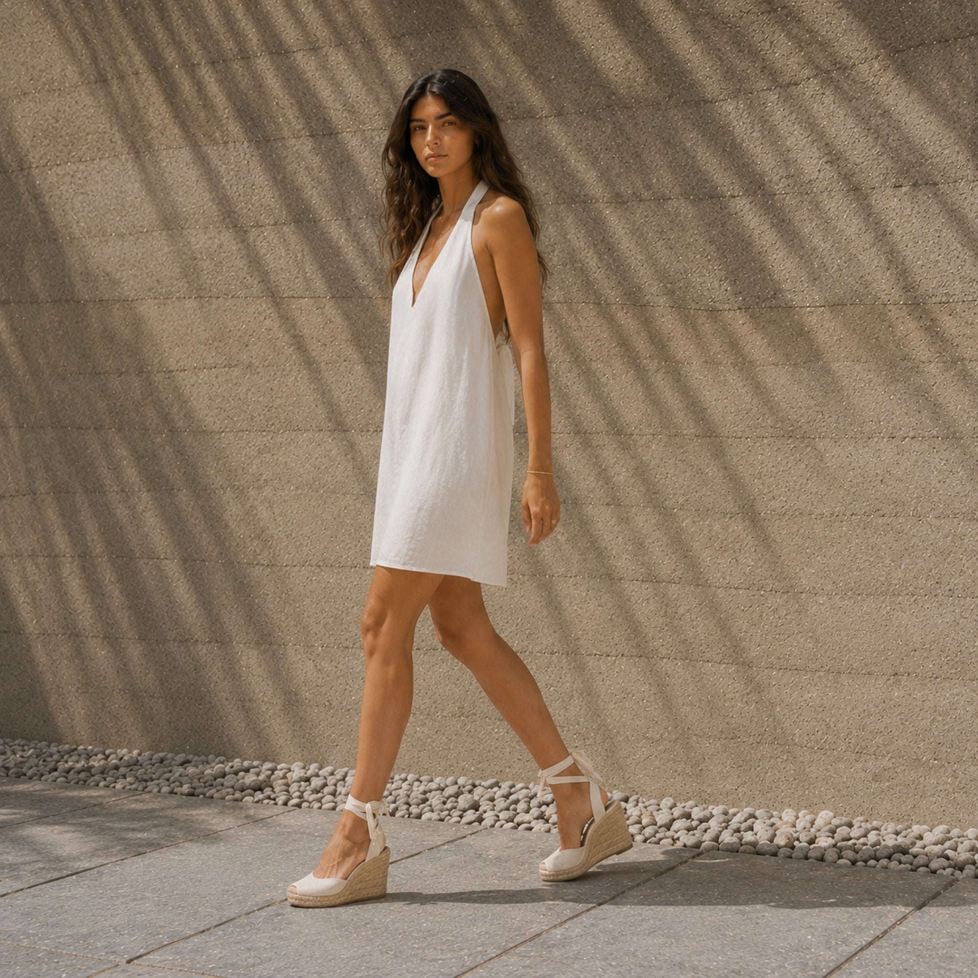 Vestido halter de lino en Off White, vista lifestyle 3, mostrando el escote y la silueta del vestido