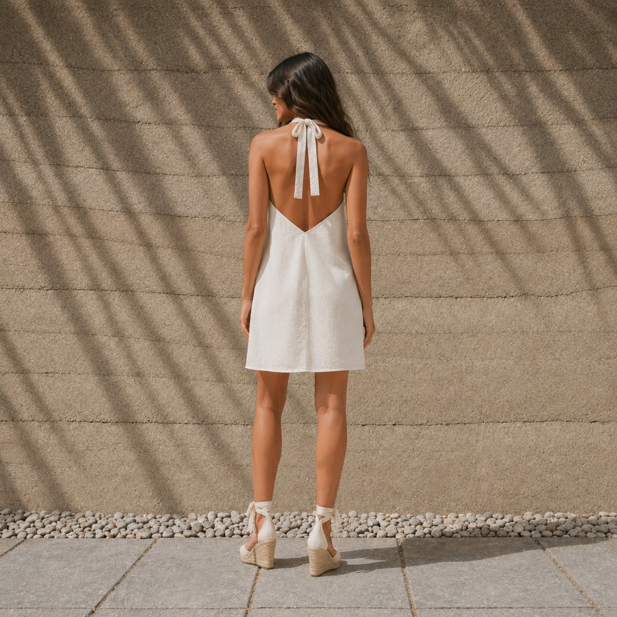 Vestido halter de lino en Off White, vista lifestyle 4, mostrando el escote y la silueta del vestido