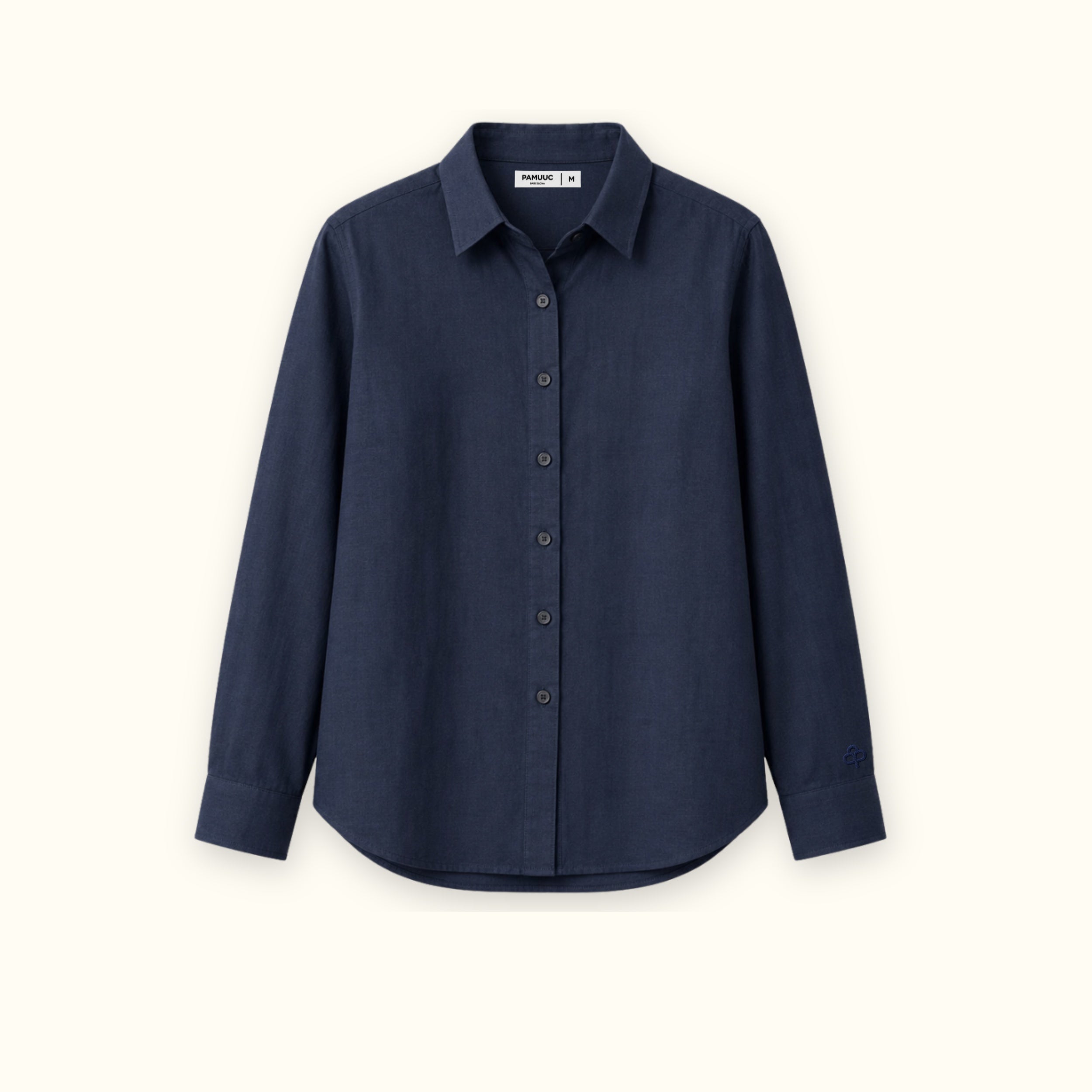 Camisa de lino regular fit en azul marino, vista frontal, mostrando el cuello, el bajo y la confección relajada