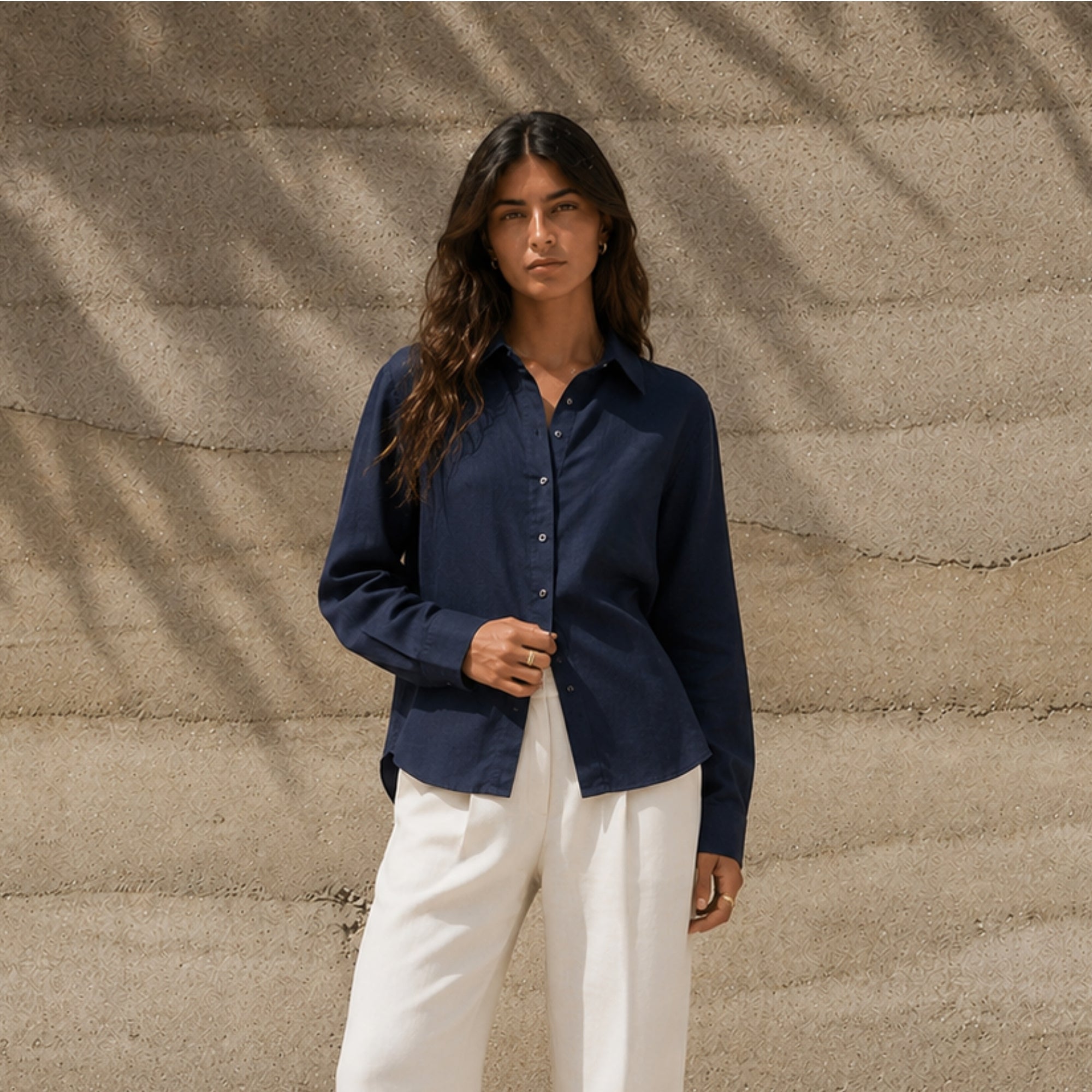 Camisa de lino regular fit en azul marino, vista lifestyle 1, mostrando el cuello, el bajo y la confección relajada