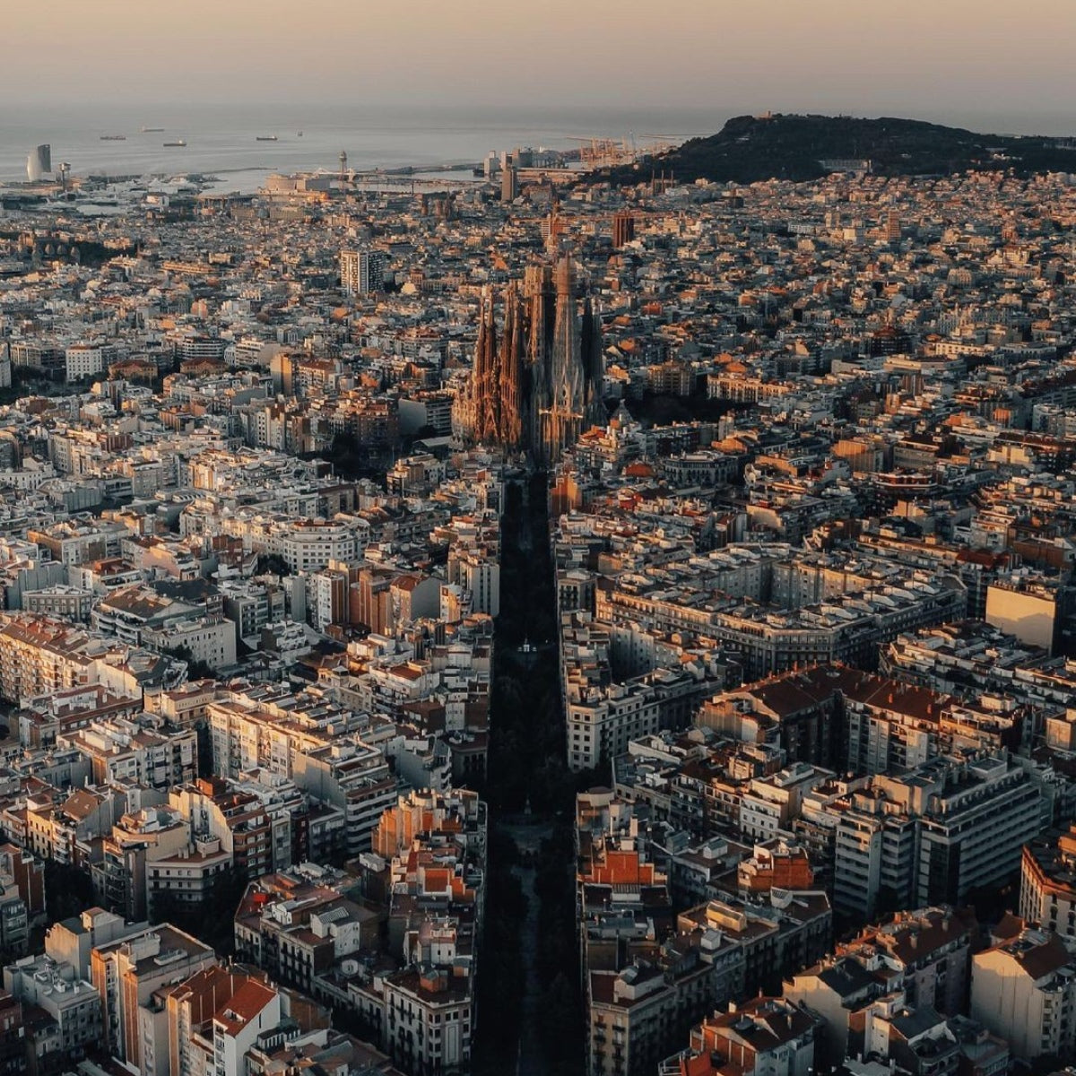 Vue aérienne de Barcelone avec la Sagrada Família, symbole de la production locale de Pamuuc.
