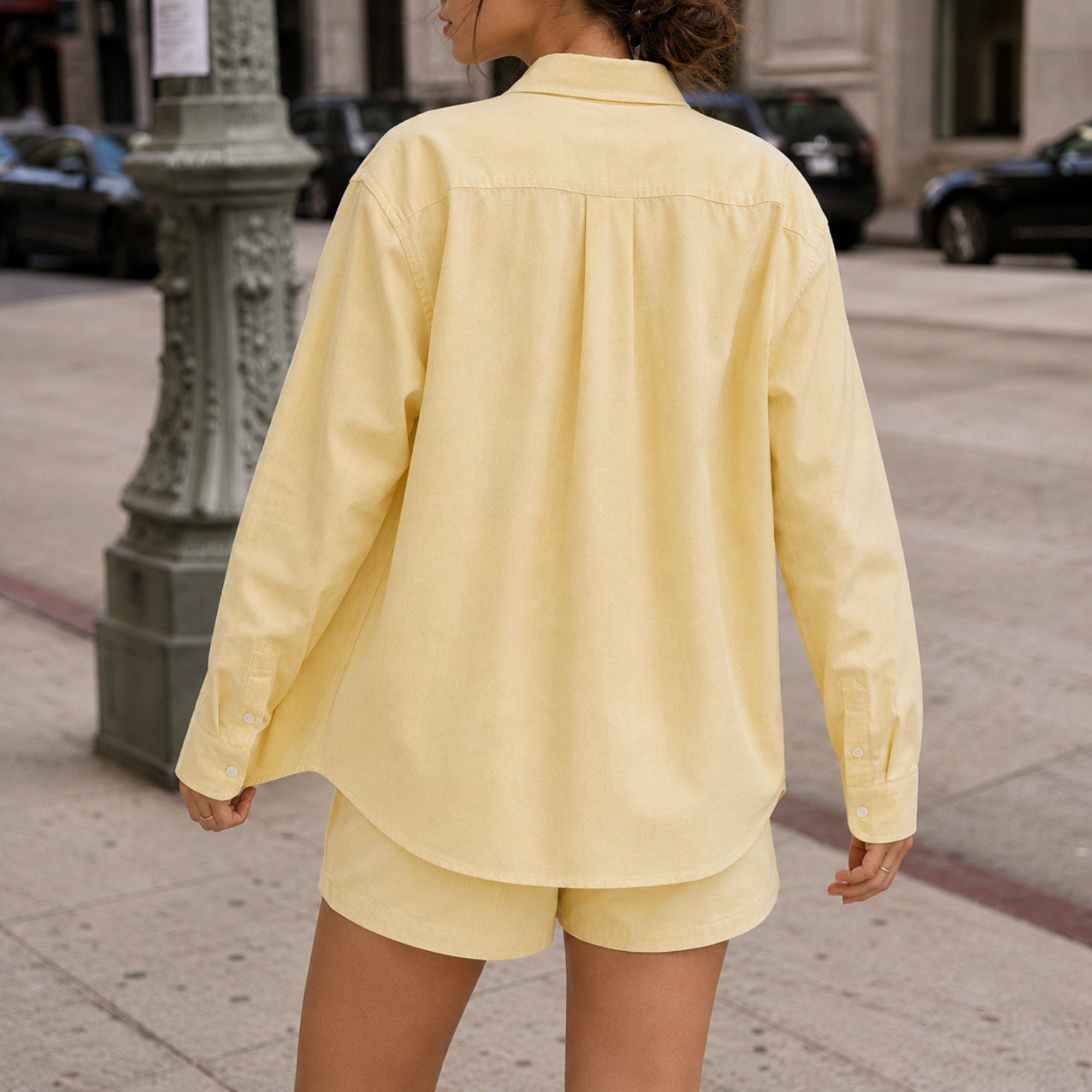 Chemise Oxford coupe medium jaune clair, vue lifestyle 2, montrant le col, l’ourlet et la coupe décontractée