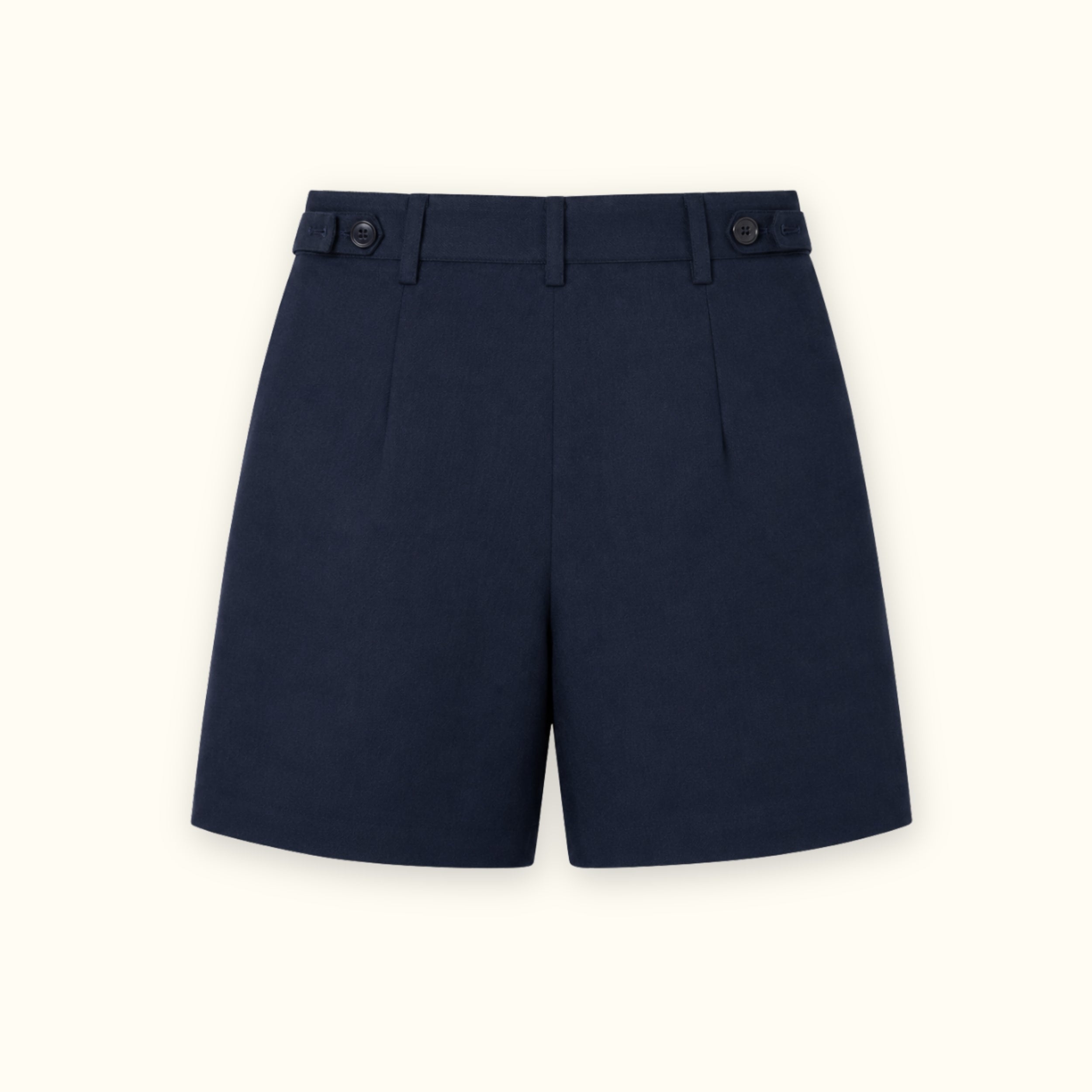 Short en lin ajusté bleu marine, vue de dos, montrant la ceinture et la forme de la jambe