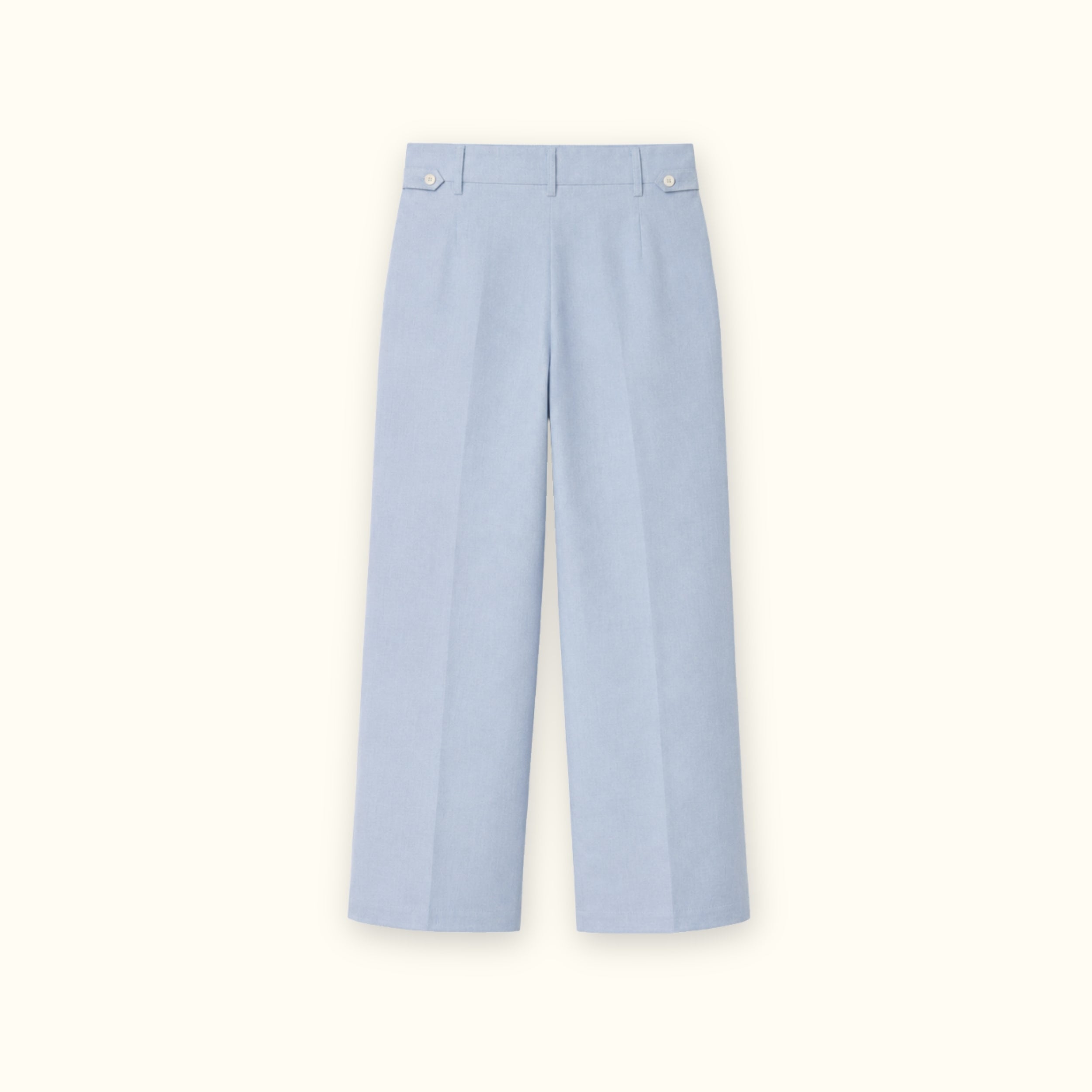 Pantalón straight leg de lino en azul claro, vista trasera, mostrando las pinzas y la pierna recta